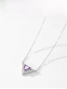Détail du collier en argent S925 avec zircon violet triangulaire et serti pavé
