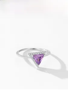 Detailansicht eines S925 Silberrings mit dreieckigem Amethyst und Zirkonia-Pavé-Fassung