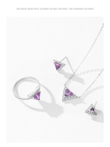 Makroaufnahme von Silberschmuck-Set mit violetten Kristallen in Dreiecksform