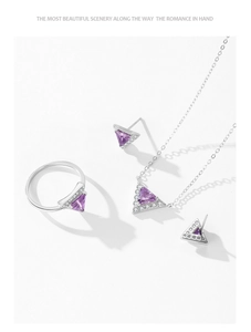 Détail de la parure en argent S925 avec pierres violettes triangulaires et oxydes