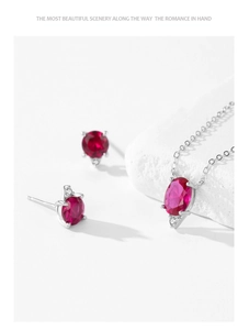 Dettaglio macro del set di gioielli in zircone rosso con castone in argento 925 e diamanti