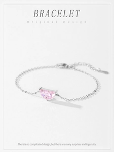 Dettaglio del bracciale in argento sterling 925 con gemma rosa a mezzaluna e catena regolabile