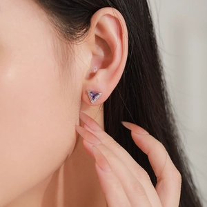 Boucles d'oreilles triangles en argent 925 avec améthyste et zircons portées par un mannequin