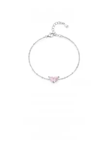 Dettaglio del bracciale in argento sterling 925 con gemma rosa a mezzaluna e chiusura a moschettone