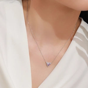 Collier en argent S925 avec pendentif triangle en zircon violet porté par un mannequin