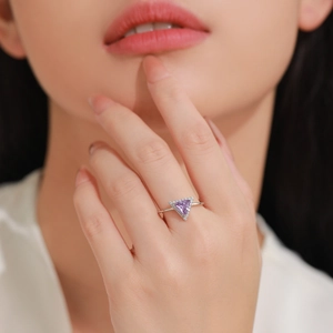 Luxuriöser S925 Silberring mit dreieckigem lila Edelstein und Zirkonia-Umrandung