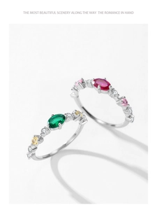 Dettagli di anelli vintage in argento 925 con pietre preziose verdi e rosse