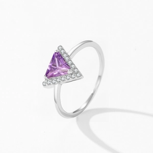 Eleganter S925 Silberring mit lila Amethyst-Dreieck und glänzenden Zirkonia-Akzenten
