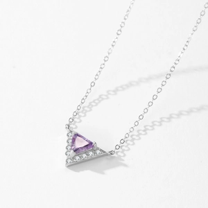 Collier en argent S925 avec pendentif triangle en zircon violet sur fond blanc