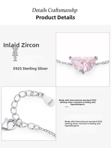Dettaglio della chiusura a moschettone in argento 925 con ciondolo zircone rosa