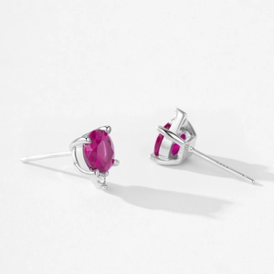 Orecchini in argento 925 con zircone rosso sangue di piccione e marchio S925