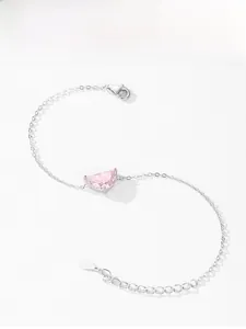 Dettaglio della catena in argento 925 con gemma rosa a luna e marchio S925