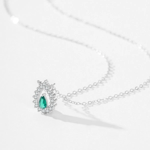 Collier en argent 925 avec pendentif émeraude poire et design ajouré vintage
