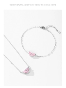 Dettaglio macro di set gioielli in argento S925 con pietre rosa a forma di mezza luna