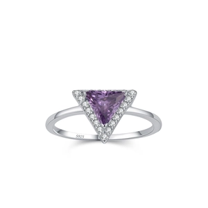 Eleganter Ring aus S925 Sterlingsilber mit dreieckigem Amethyst und Zirkonia-Halo