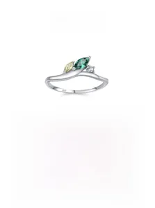 Gros plan sur bague en argent 925 avec zircons verts et jaunes de taille marquise