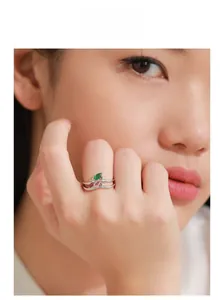 Gros plan d'une bague en argent 925 avec pierres colorées taille marquise sur mannequin