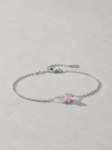 Detailansicht eines S925 Silberarmbands mit rosa Zirkonia und Karabinerverschluss
