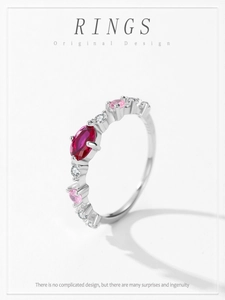 Dettaglio macro dell'anello in argento 925 con cristalli rosa e rossi taglio marquise
