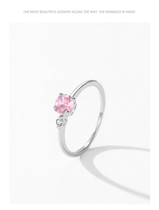Makroaufnahme eines 925er Silberrings mit großem rosa Zirkonia und Diamant-Akzent