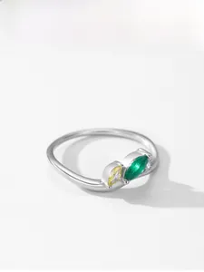 Vue macro d'une bague en argent S925 avec des zircons marquises verts, jaunes et clairs