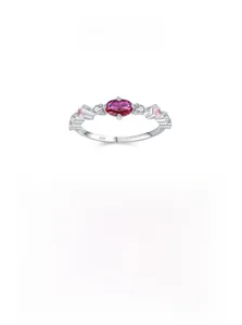 Vista macro dell'anello in argento S925 con gemma ovale rosso rosa e pietre rosa