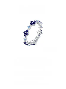 Dettaglio del marchio S925 e delle pietre preziose blu sull'anello a quadrifoglio