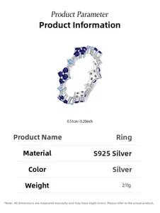 Dettaglio macro dell'anello in argento sterling 925 con cristalli blu e marchio S925