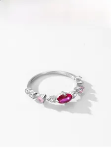 Dettaglio dell'anello in argento 925 con pietra marquise rosa rossa e zirconi