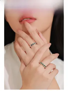 Gros plan de bagues en argent vintage avec pierres précieuses en forme de cœur