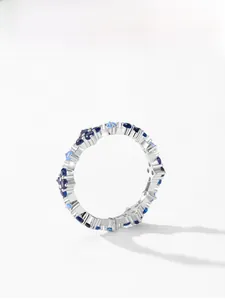 Dettaglio anello in argento 925 con quadrifogli blu sfumati e pavé di diamanti lucenti