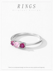 Vue détaillée d'une bague en argent 925 sertie de cristaux roses et rubis rouge vif