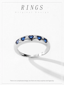 Détail du poinçon S925 en argent et des pierres de saphir bleu en forme de coeur
