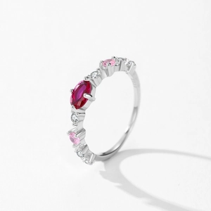 Anello in argento 925 con gemma ovale rosso rosa e dettagli in zircone rosa e bianco