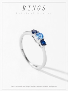 Macro d'une bague en argent sterling 925 avec trois pierres bleues et poinçon