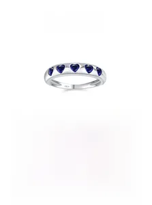 Vue détaillée d'une bague en argent 925 avec cinq saphirs bleus en forme de cœur