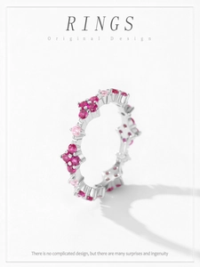Gros plan sur bague en argent 925 avec cristaux trèfles rouge rose en pavage complet