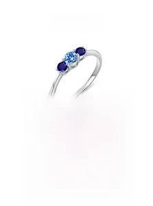 Vue macro du poinçon en argent 925 et des trois pierres bleues serties à griffes