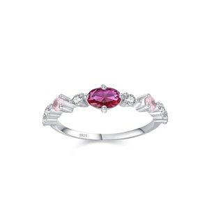 Anello in argento 925 con cristallo rosa ovale e pietre brillanti su sfondo bianco
