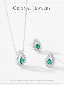 Dettaglio del set ciondolo e orecchini con smeraldo a goccia in argento 925 e diamanti