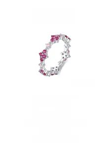 Gros plan du poinçon S925 et du serti pavé de zircons roses sur la bague en argent
