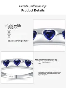 Détail macro du poinçon S925 argent et de la pierre de zircon bleu 5A en cœur