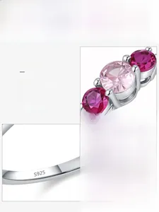 Vue macro de l'anneau en argent S925 serti de zircons 5A roses et rouges