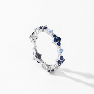 Anello quadrifoglio in argento 925 con pietre blu sfumate e pavé di cristalli scintillanti