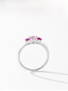 Détail macro de la bague en argent avec cristaux roses et rouges magnifiques