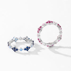 Bague élégante en argent 925 avec trèfle en dégradé de cristaux bleus sur fond blanc