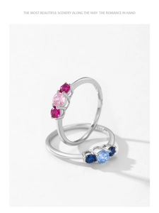 Détail de bagues en argent 925 avec cristaux roses et bleus en style empilable
