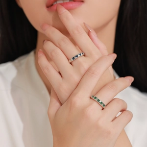Bagues en argent 925 avec cœurs en saphir bleu et vert portées par un mannequin
