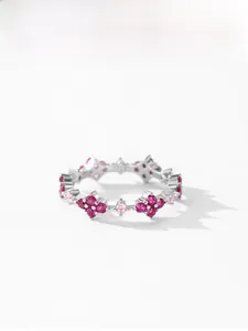Vue détaillée de la bague en argent 925 avec cristaux roses et rouges en forme de trèfle