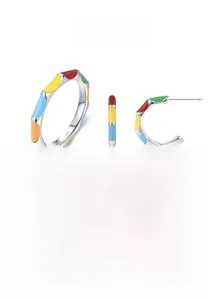 Vue macro de créoles en argent sterling S925 avec des accents d'émail arc-en-ciel vifs